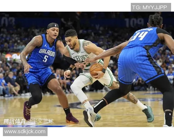 塔图姆精彩转身突破里夫斯轻松完成双手灌篮展现超强实力 塔图姆精彩转身突破里夫斯轻松完成双手灌篮展现超强实力