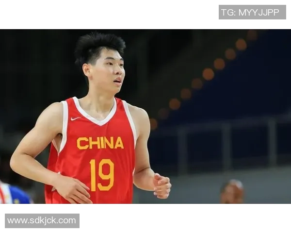 杨瀚森重返青岛与刘维伟亲切相拥展现深厚情谊 杨瀚森重返青岛与刘维伟亲切相拥展现深厚情谊