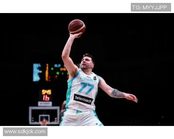 东契奇分球 芬尼·史密斯三分飙进 东契奇分球 芬尼·史密斯三分飙进