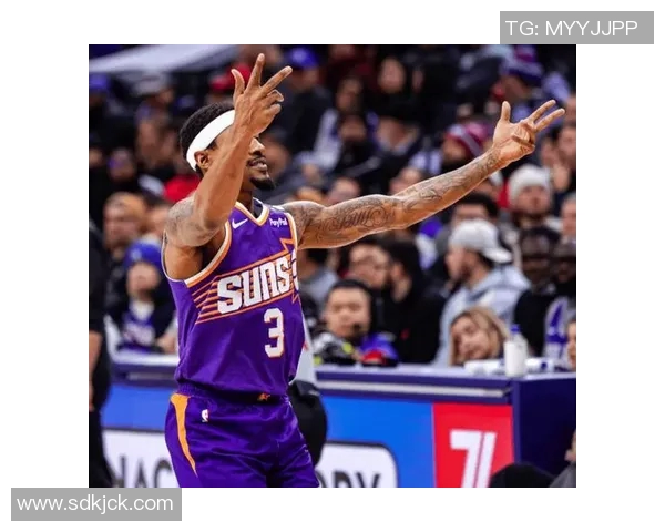 依旧丝滑!乔治训练中玩1V1 连续在乌布雷马克西头上完成干拔 依旧丝滑!乔治训练中玩1V1 连续在乌布雷马克西头上完成干拔