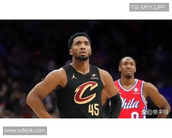 主打一个舒适!骑士球员抵达球馆 清一色运动休闲风!