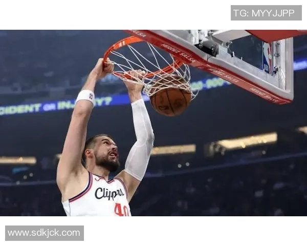 攻防稳稳的!祖巴茨半场出战16分钟 6中5&4罚4中砍下14分4板2帽 攻防稳稳的!祖巴茨半场出战16分钟 6中5&4罚4中砍下14分4板2帽