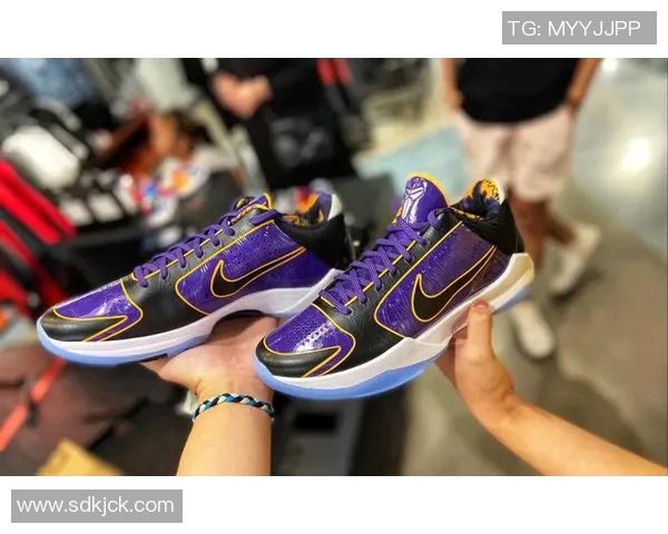 羡煞旁人!杜克大学晒出了球队专属的第三款Kobe 5配色! 羡煞旁人!杜克大学晒出了球队专属的第三款Kobe 5配色!