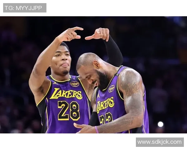 “东詹”合砍68分 湖人赢球晋级