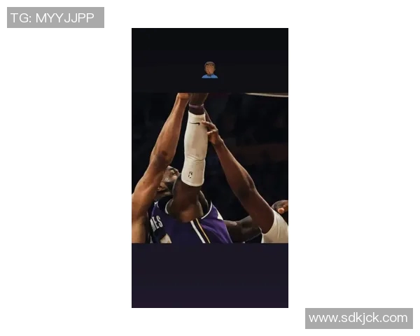 裁判报告还能掺假？湖人雄鹿0误判引质疑：东契奇没6犯、老詹被打手