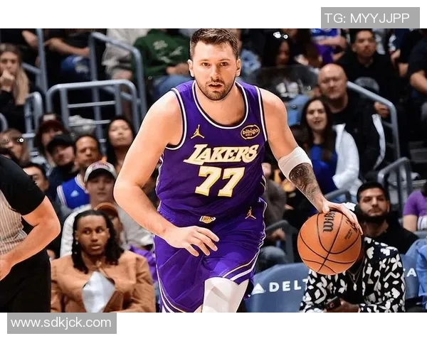 东契奇砍下8分伤退，詹姆斯陷入低迷，里夫斯35分，湖人终结76人五连胜！